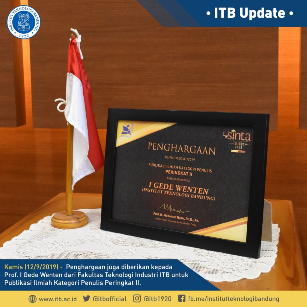 Siti Sintawati menerima penghargaan atau berbicara di acara ilmiah